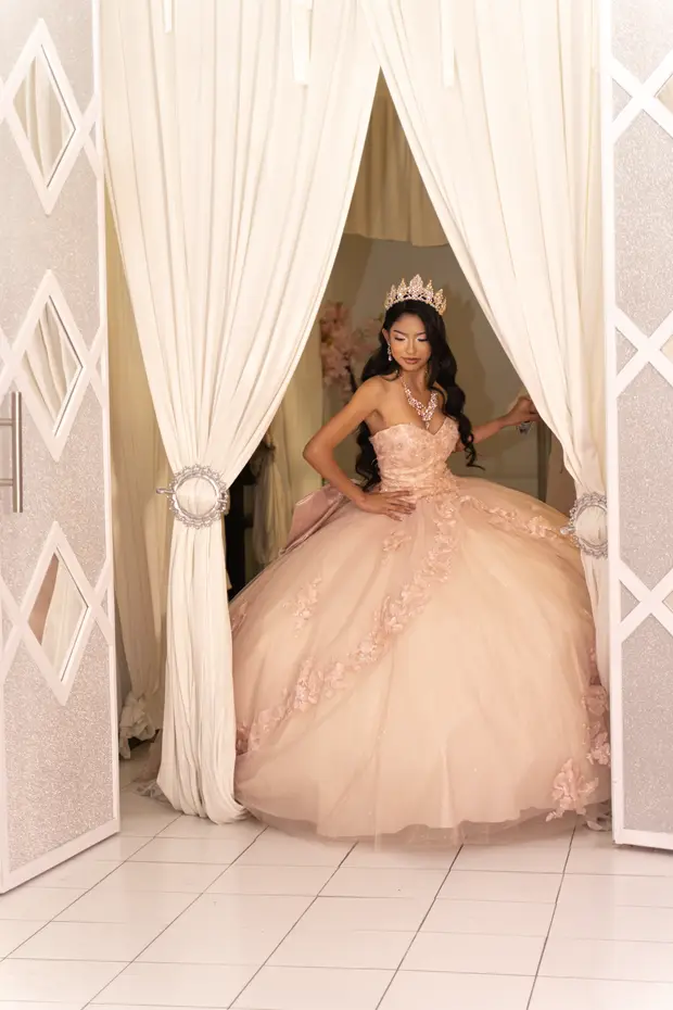 Quinceanera photography from an UPSTYLE event.