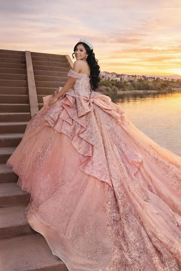 Vertical quinceanera portrait by UPSTYLE.