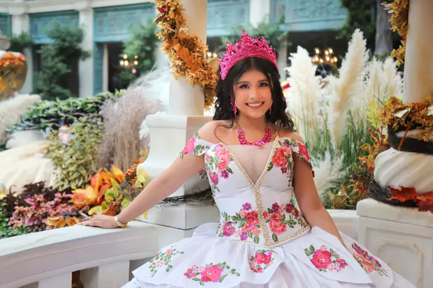 Wide quinceanera celebration photograph by UPSTYLE.