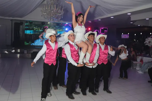 Wide quinceanera portrait photography by UPSTYLE.
